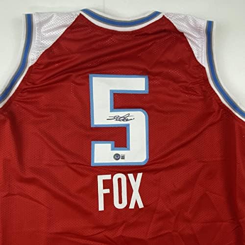 Dedikált/Aláírt De'Aaron Fox Sacramento Vörös Város Kiadás Kosárlabda Mez Beckett BAS COA